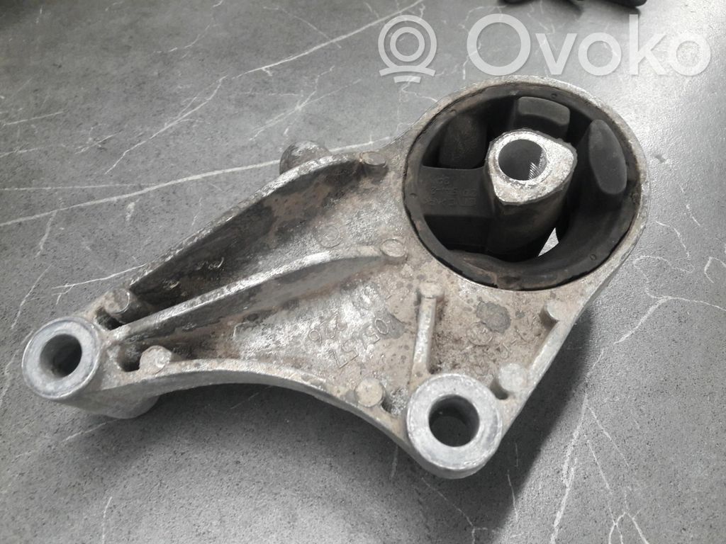 Opel Astra H Engine mounting bracket 