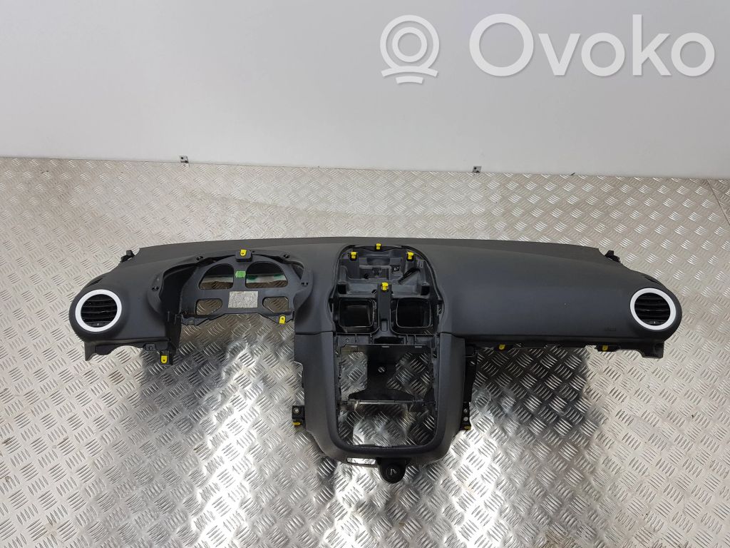 Opel Corsa D Panelis 
