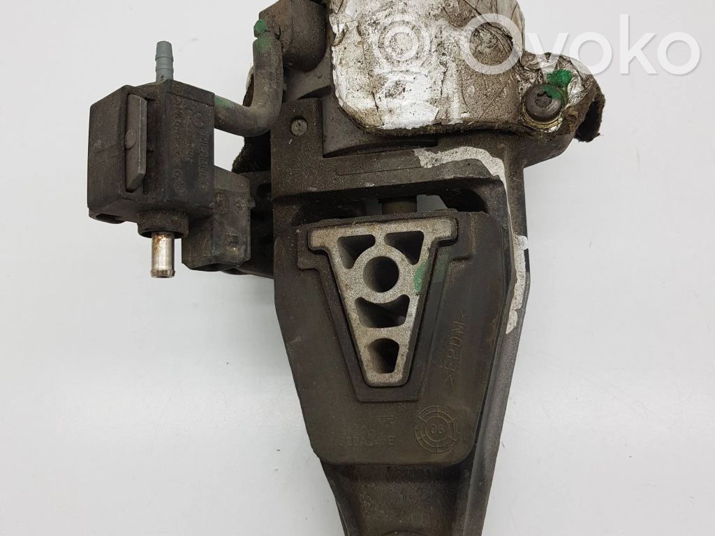 Peugeot 407 Engine mount bracket 