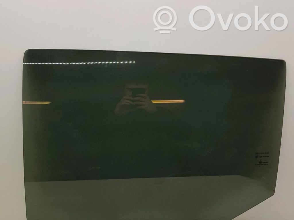 Mitsubishi L200 Rear door window glass 