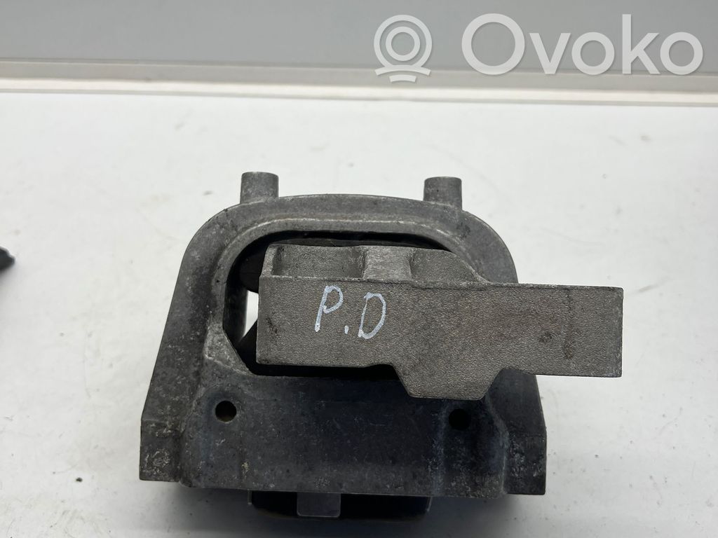 Volkswagen PASSAT B8 Engine mount bracket 