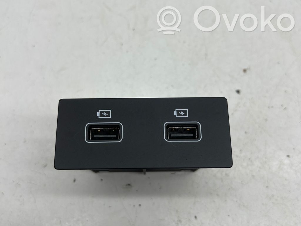 Renault Megane IV USB socket connector 