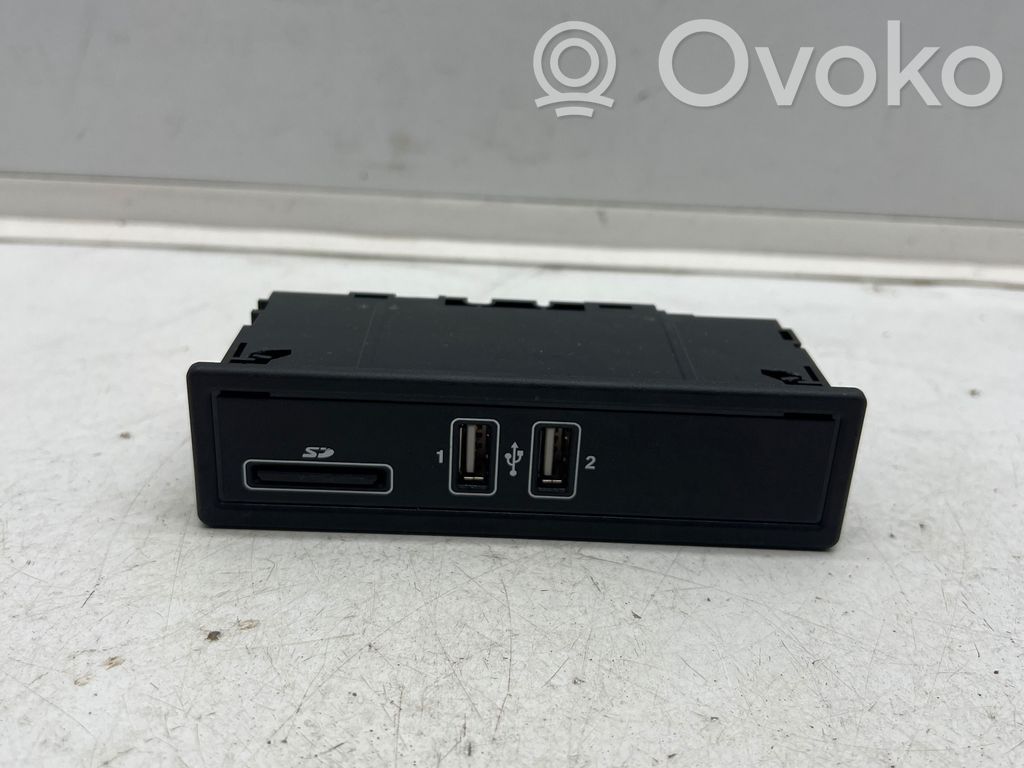 Mercedes-Benz C W205 Gniazdo / Złącze USB 