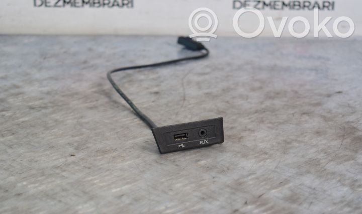 USB-pistokeliitin   G50272