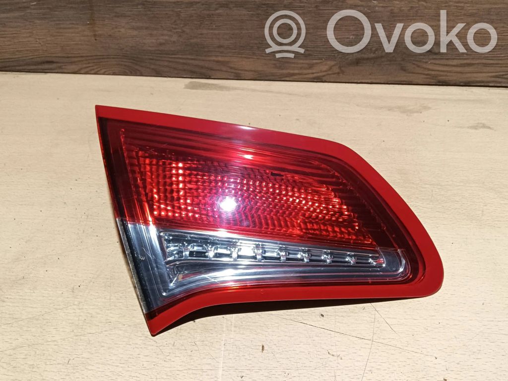 Citroen C4 II Galinis žibintas dangtyje 