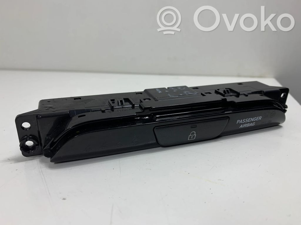 Hyundai i30 Central locking switch button 