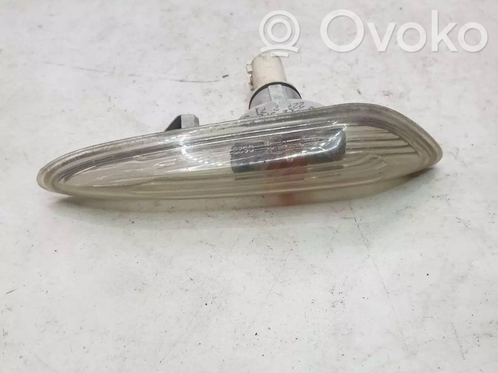 Front fender indicator light   6911372,3403614,3418448,63133403614,63133418448,63136911372,63137165916,7165916
