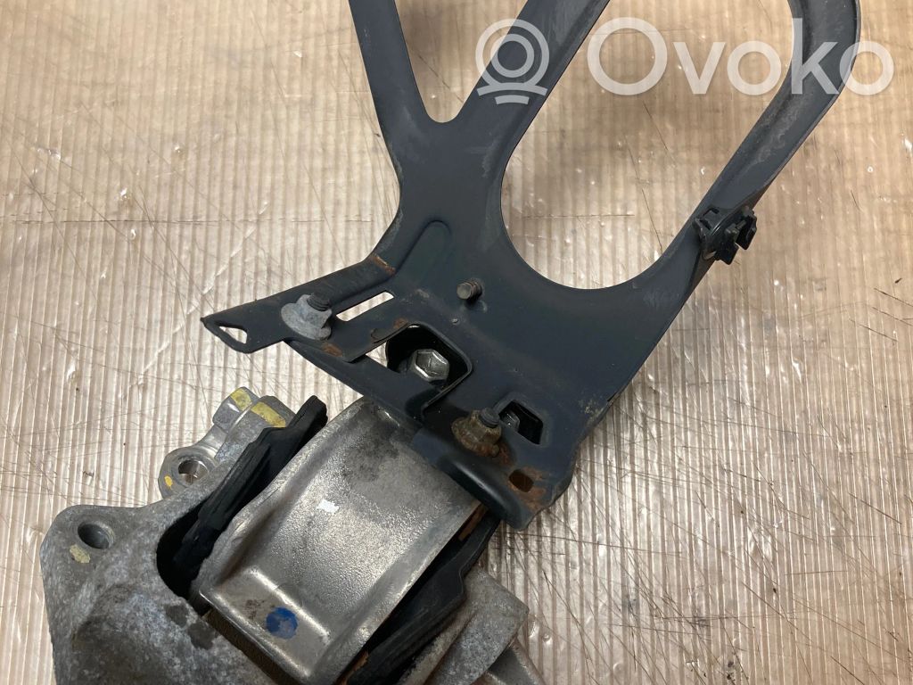 Suzuki SX4 S-Cross Engine mount bracket 