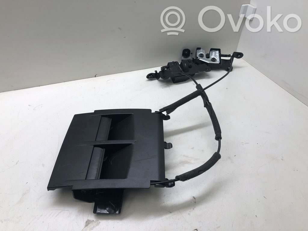 Volvo S80 Istuimen selkänojan lukituksen vastakappale 