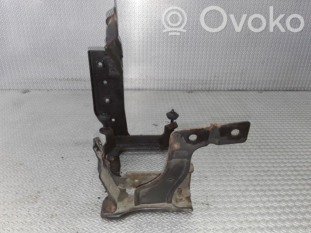 Ford Focus Power steering pump mounting bracket 
