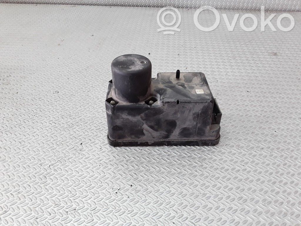 Volkswagen PASSAT B3 Central locking vacuum pump 