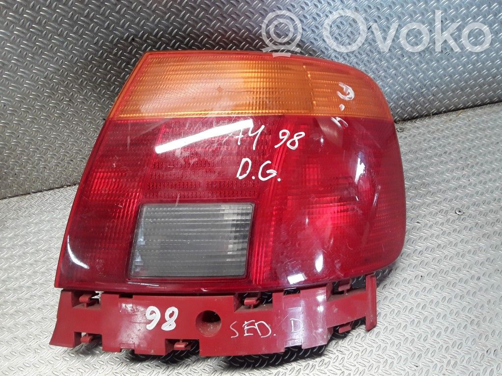 Rear/tail lights   8D0945096A