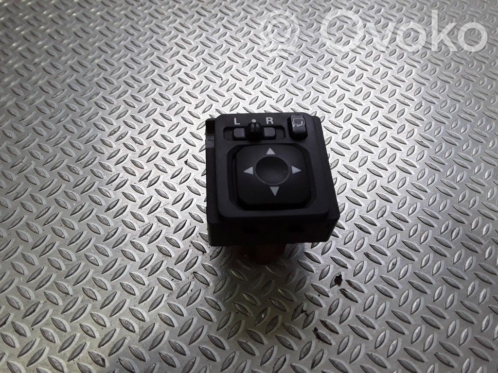 Wing mirror switch