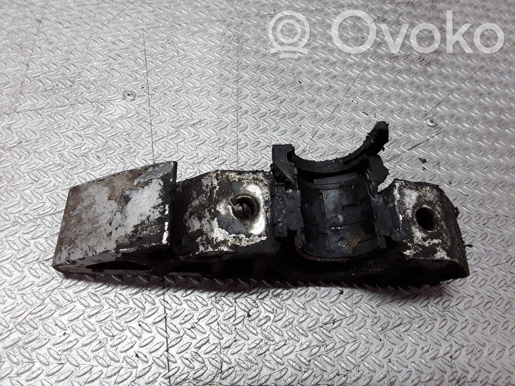 Sway bar bush bracket, front   001023377