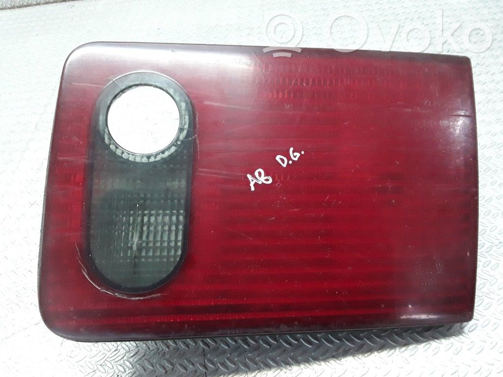 Aizmugurējais lukturis pārsegā   4D0945094B