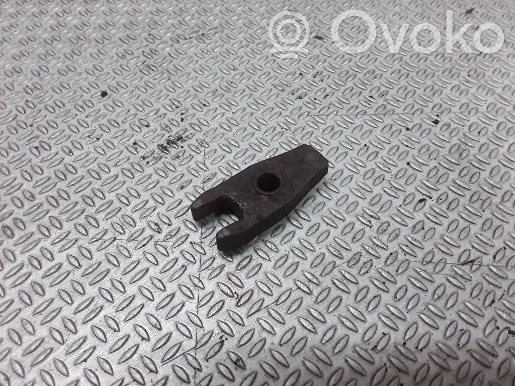 Abrazadera del inyector de combustible