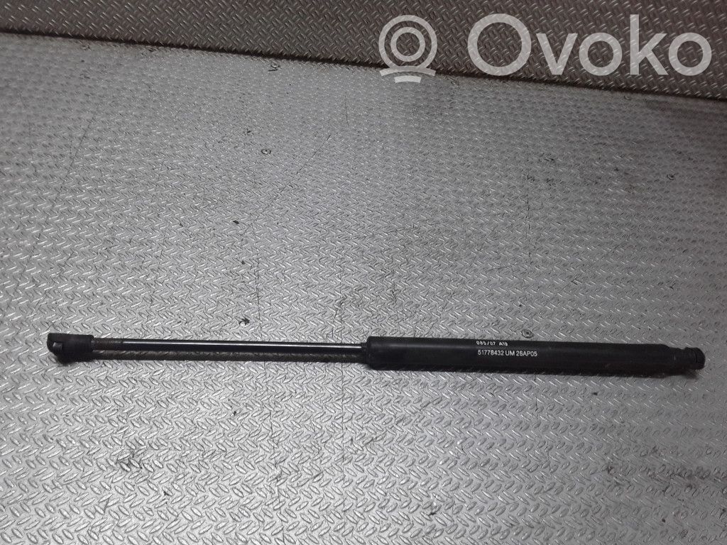 Fiat Punto (188) Amortiguador/puntal del maletero/compartimento de carga 