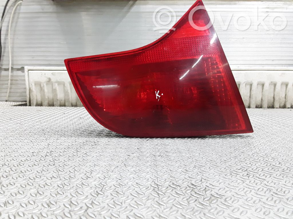 Lampy tylnej klapy bagażnika   8E9945093