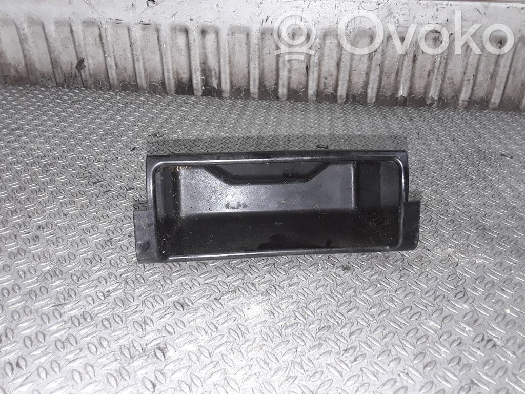 Auton tuhkakuppi   3B0857962D