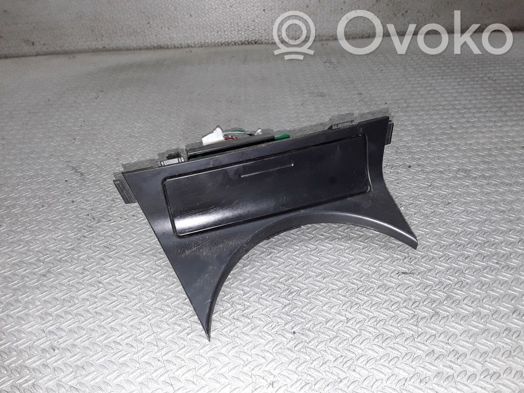 Subaru Outback Aschenbecher vorne 