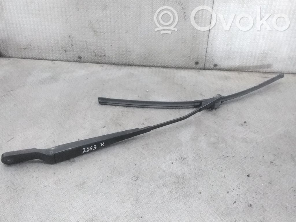 Windshield/front glass wiper blade