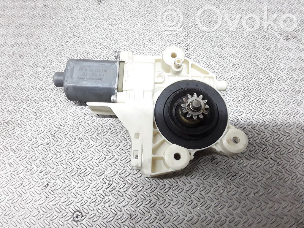 Motor del regulador de la ventanilla de la puerta delantera   0130822216