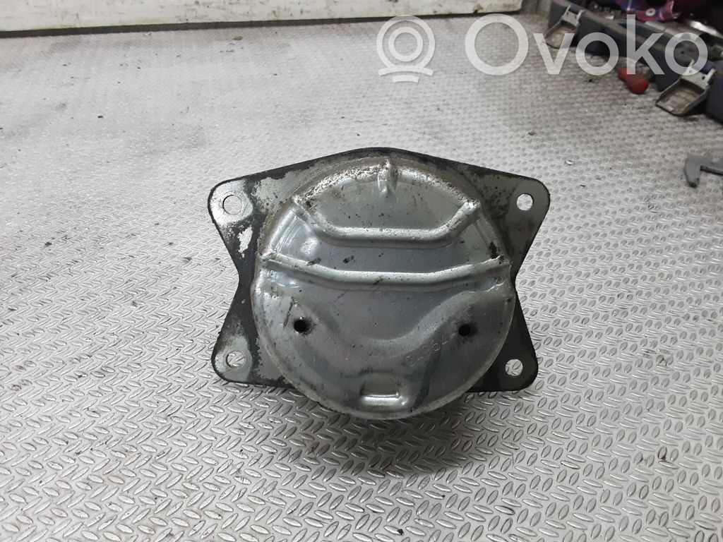 Engine mount bracket   V04964