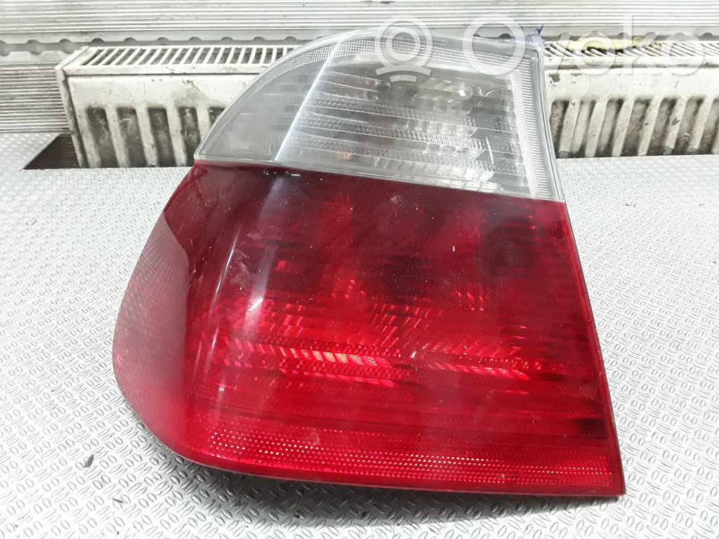 BMW 3 E46 Задний фонарь в кузове 