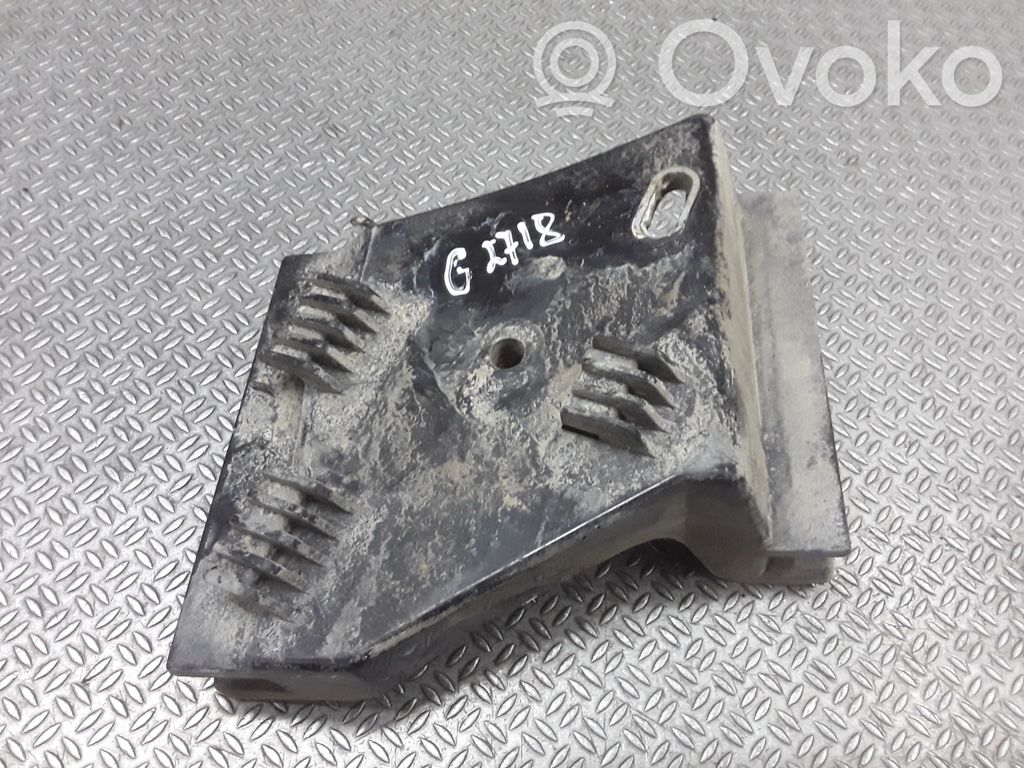 Audi A8 S8 D2 4D Galinis laikiklis bamperio 