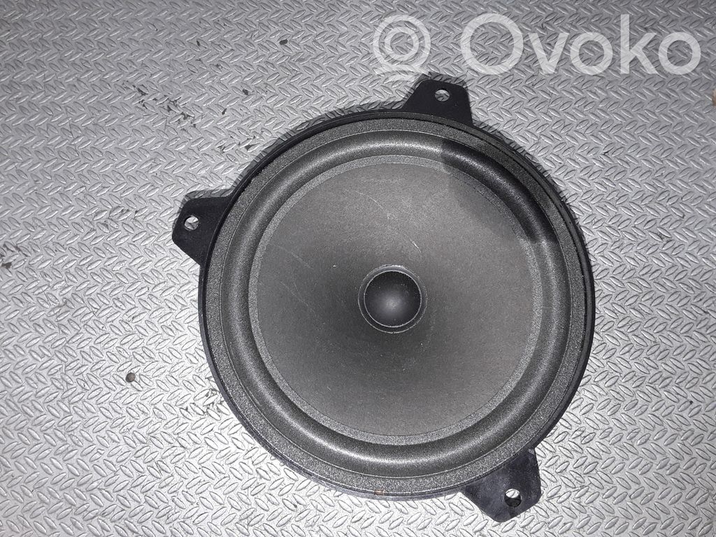 BMW 3 E46 Takaoven kaiutin 