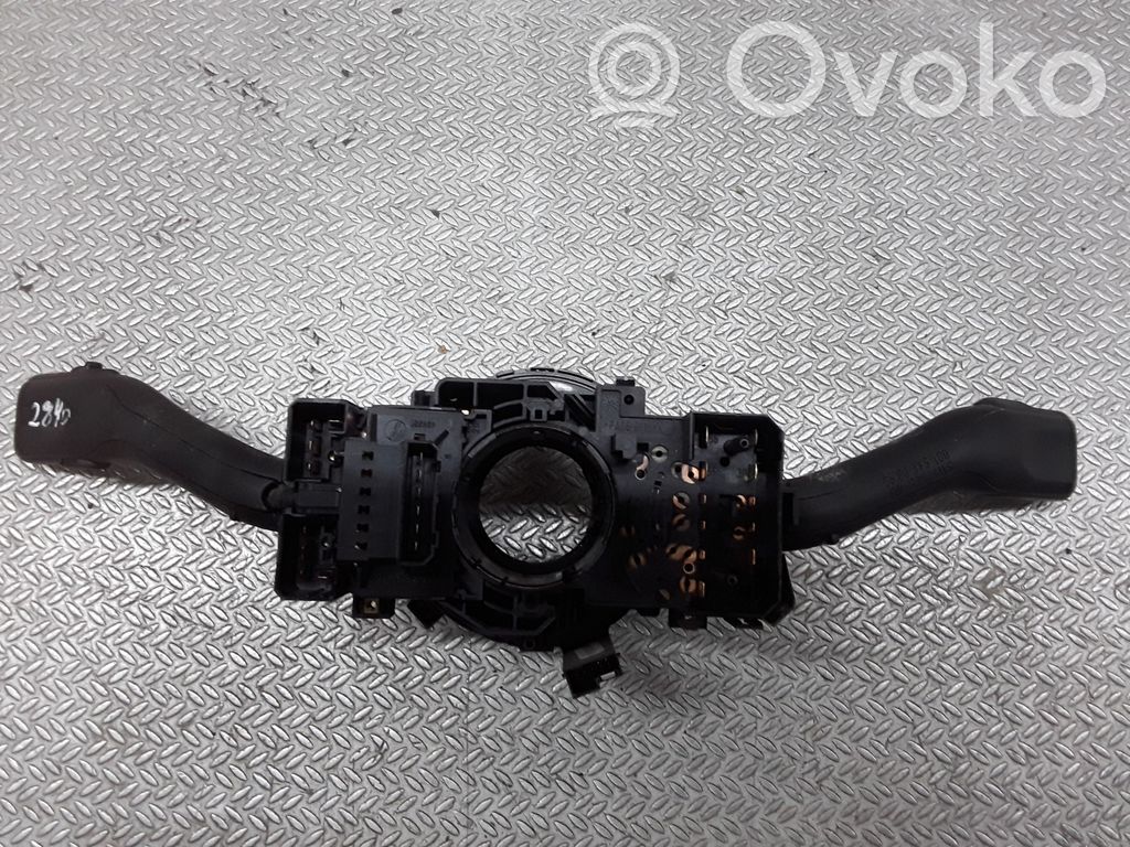 Skoda Fabia Mk1 (6Y) Bloc semnalizator și ștergător parbriz 