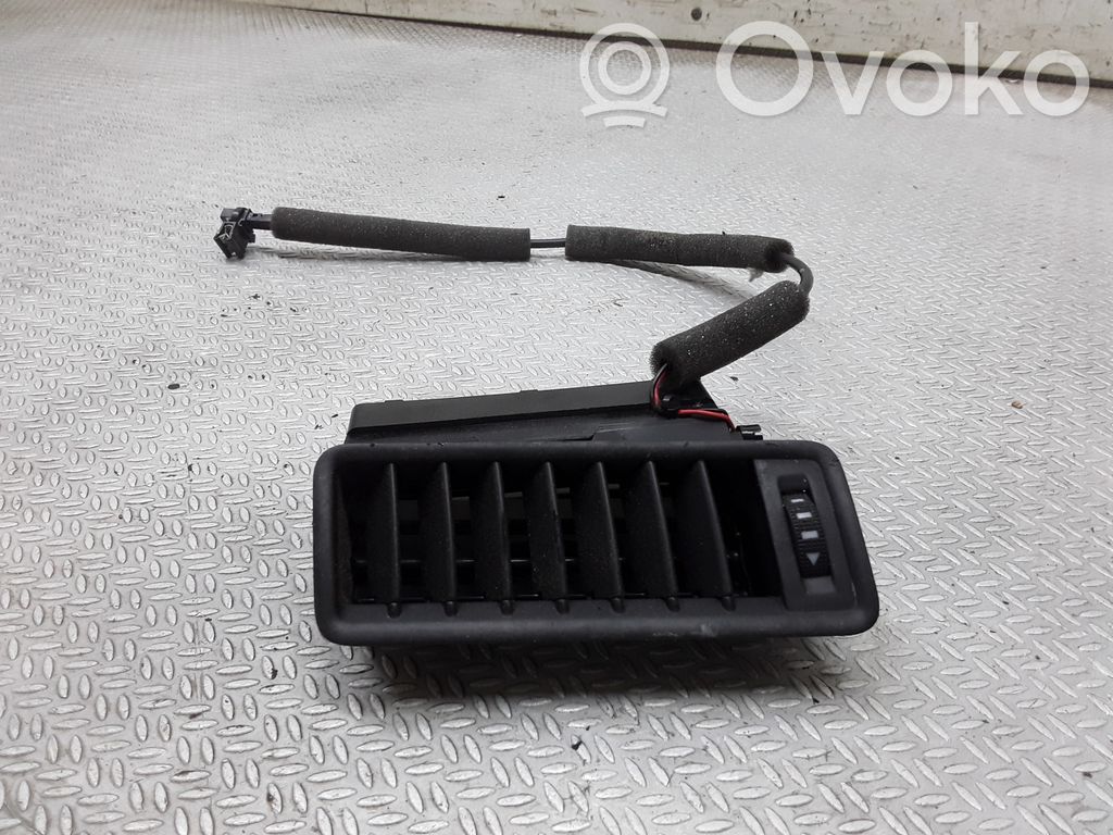 Audi A8 S8 D3 4E Kojelaudan sivutuuletussuuttimen kehys 