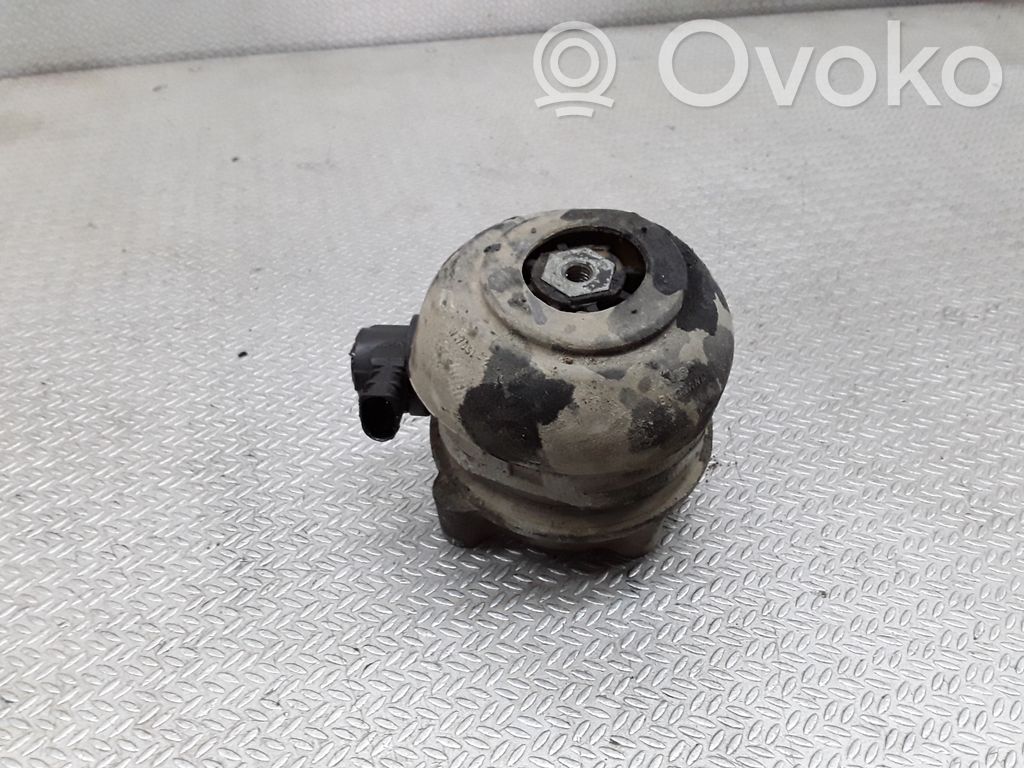 Soporte de montaje del motor   4E0199381