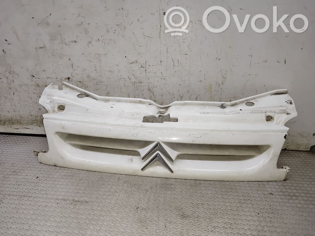 Citroen Berlingo Etupuskurin ylempi jäähdytinsäleikkö 