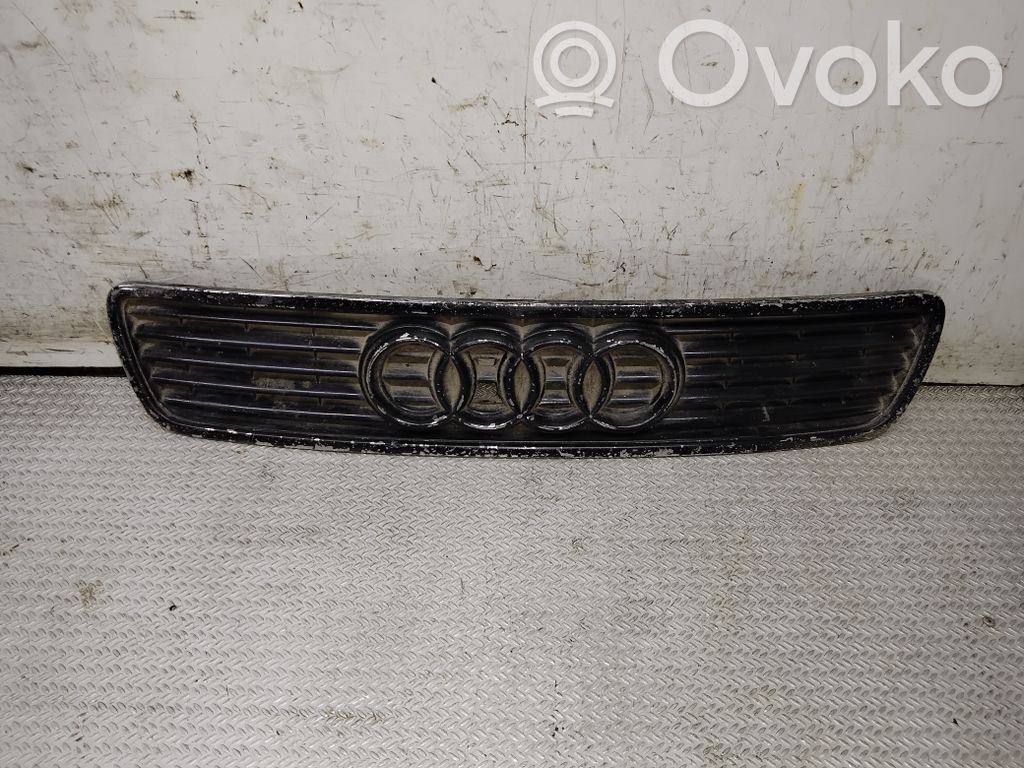 Audi A4 S4 B5 8D Etupuskurin ylempi jäähdytinsäleikkö 
