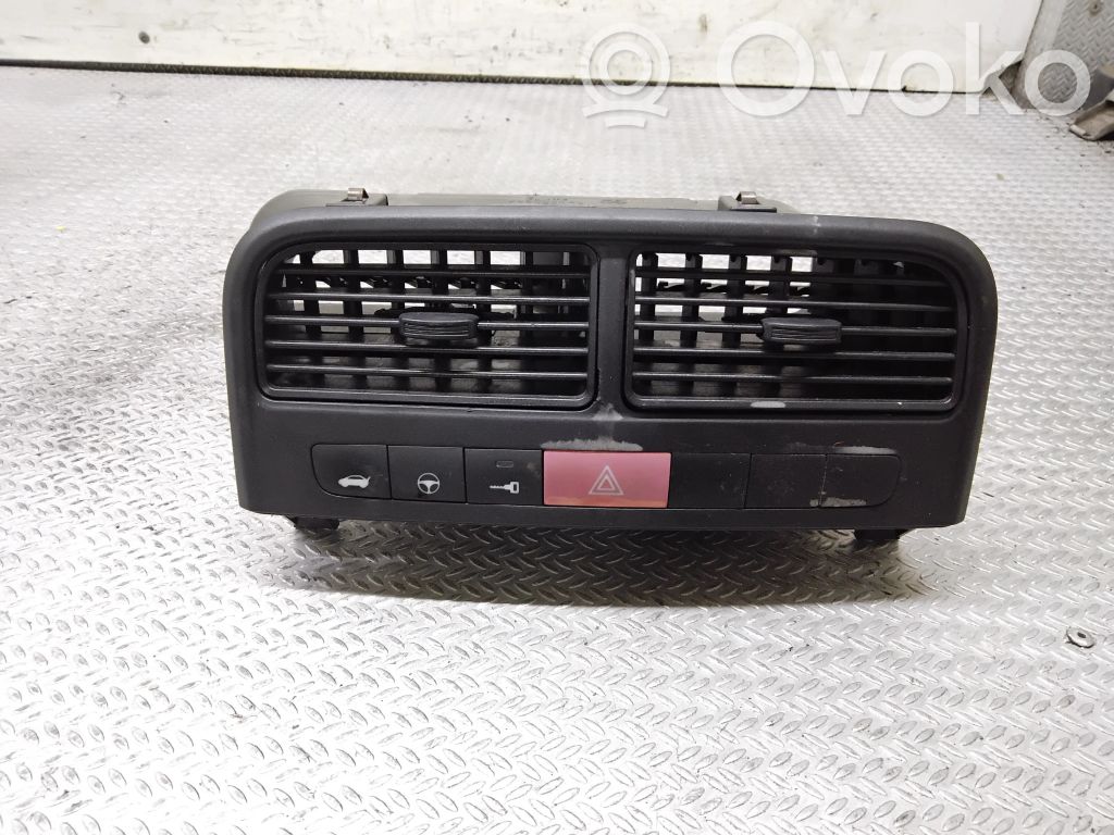 Fiat Punto (188) Dysze / Kratki środkowego nawiewu deski rozdzielczej 