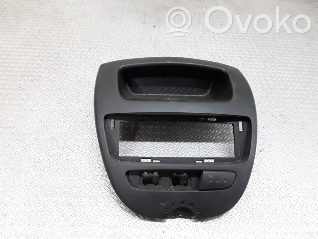 Toyota Aygo AB10 Konsola środkowa / Radio / GPS 