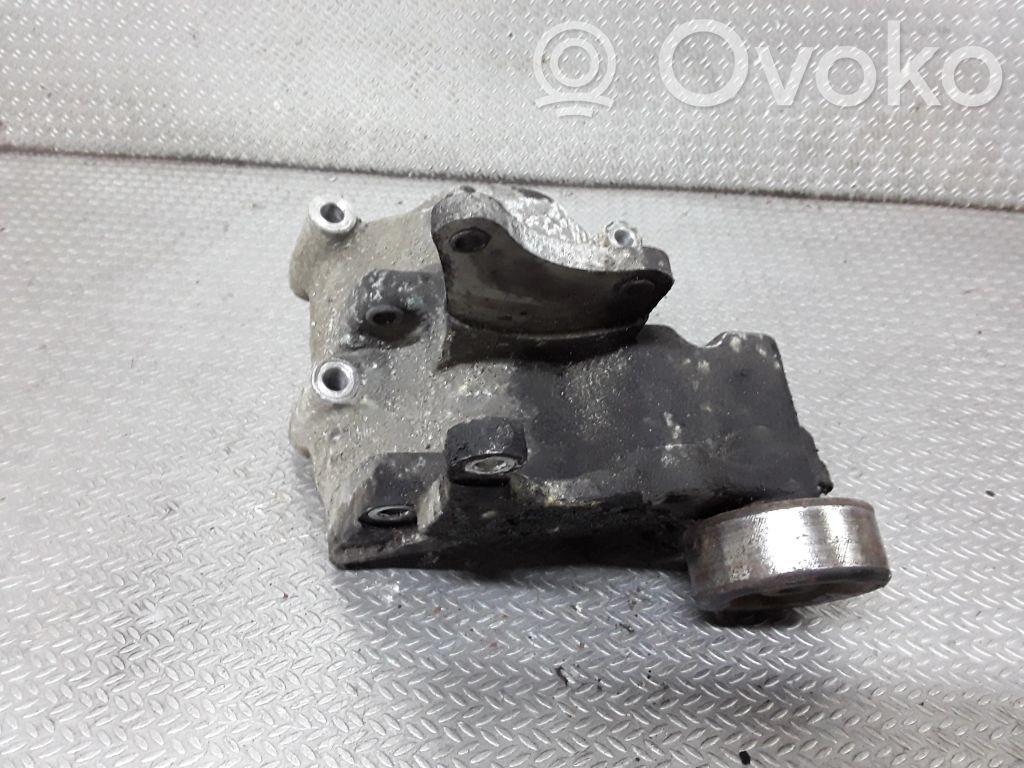 Power steering pump mounting bracket
