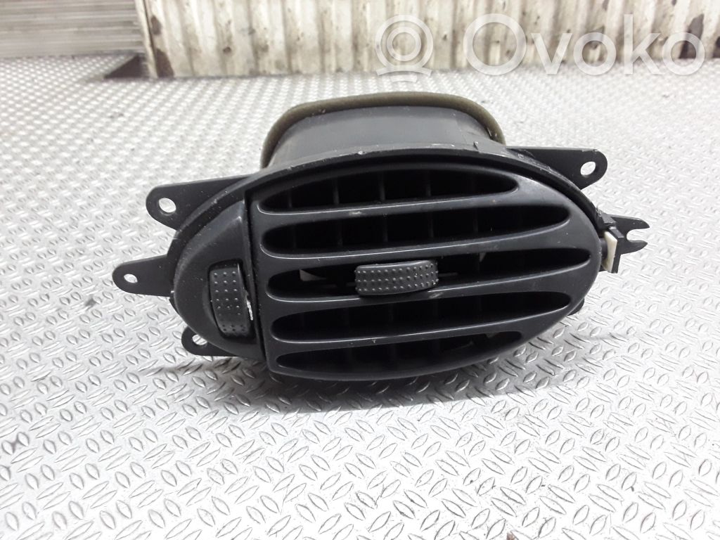 Grille d'aération centrale