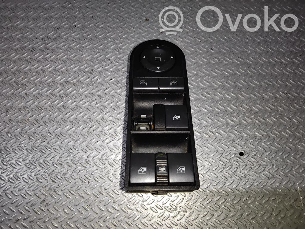 Opel Zafira B Przyciski szyb 