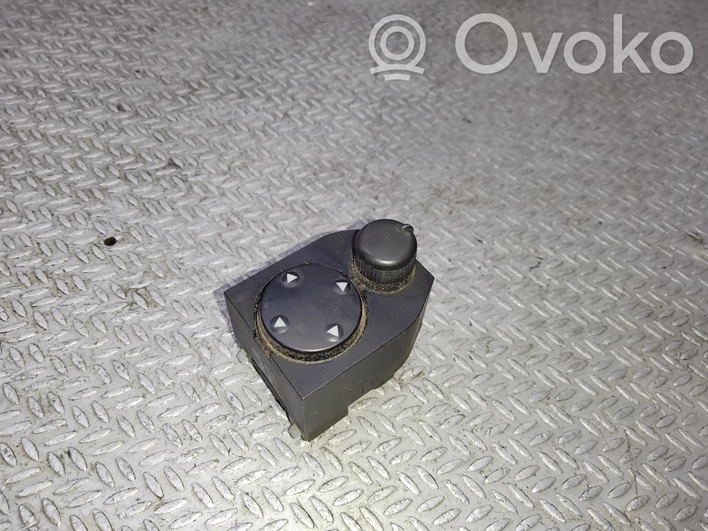 Bouton de commutateur rétroviseur latéral   8D0959565A