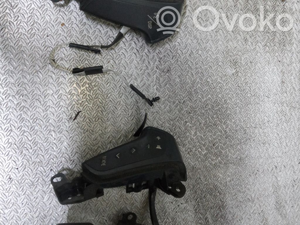 Boutons / interrupteurs volant   75B070