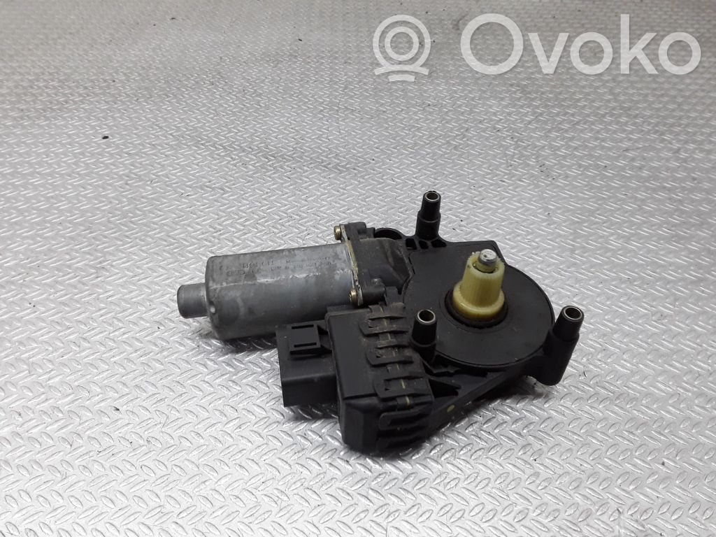 Silnik regulatora szyby drzwi przednich   0130821786