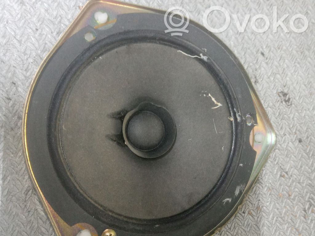 Etuoven kaiutin