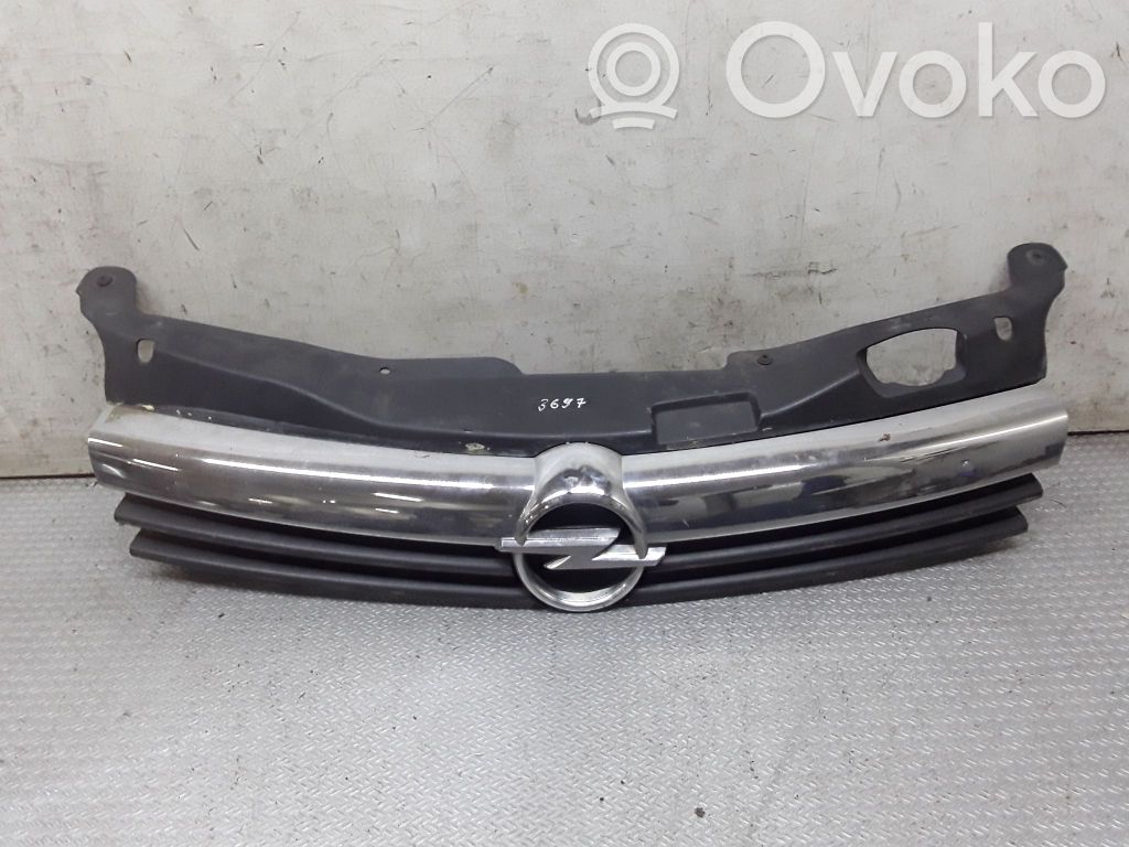 Opel Astra H Etupuskurin ylempi jäähdytinsäleikkö 