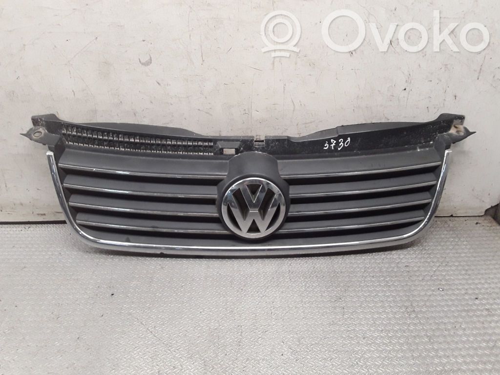 Volkswagen PASSAT B5.5 Maskownica / Grill / Atrapa górna chłodnicy 