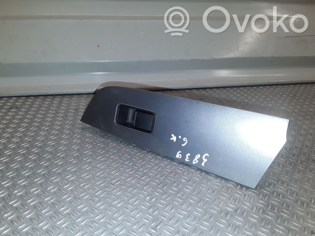 Electric window control switch   GS1E66380