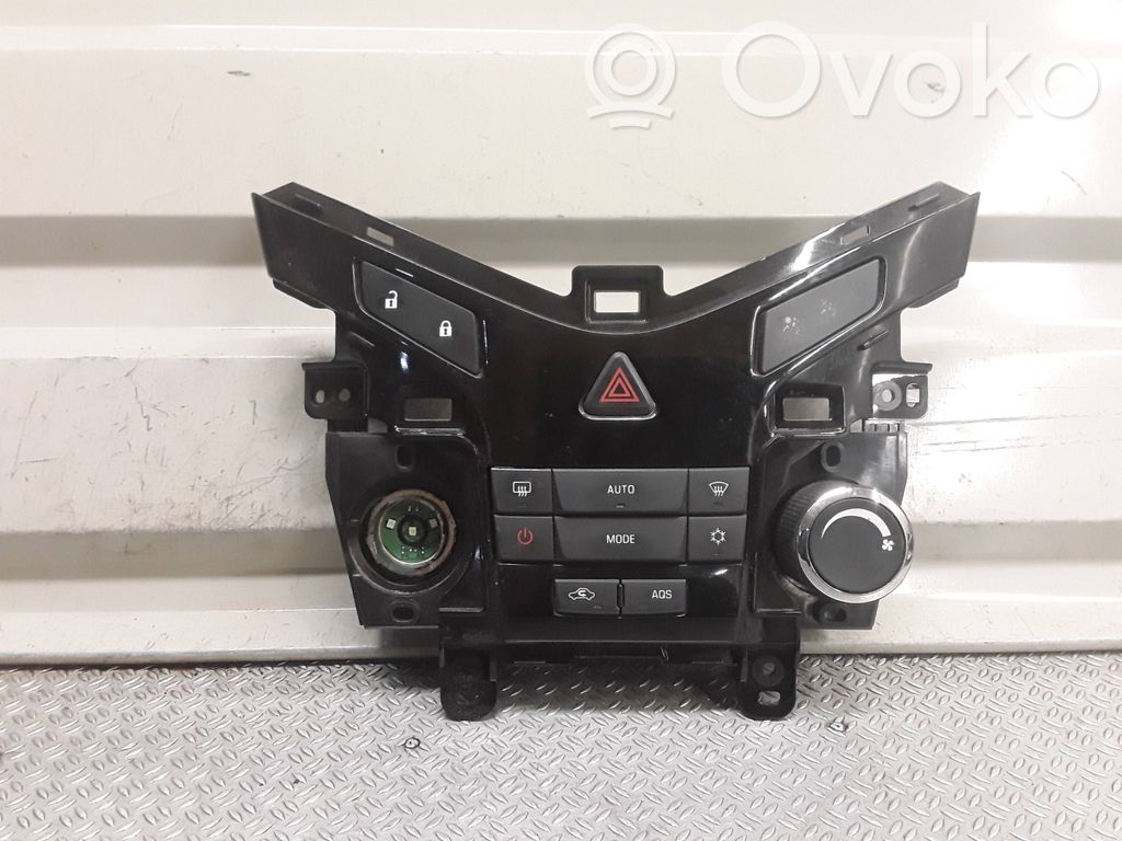 Climate control unit   3839408