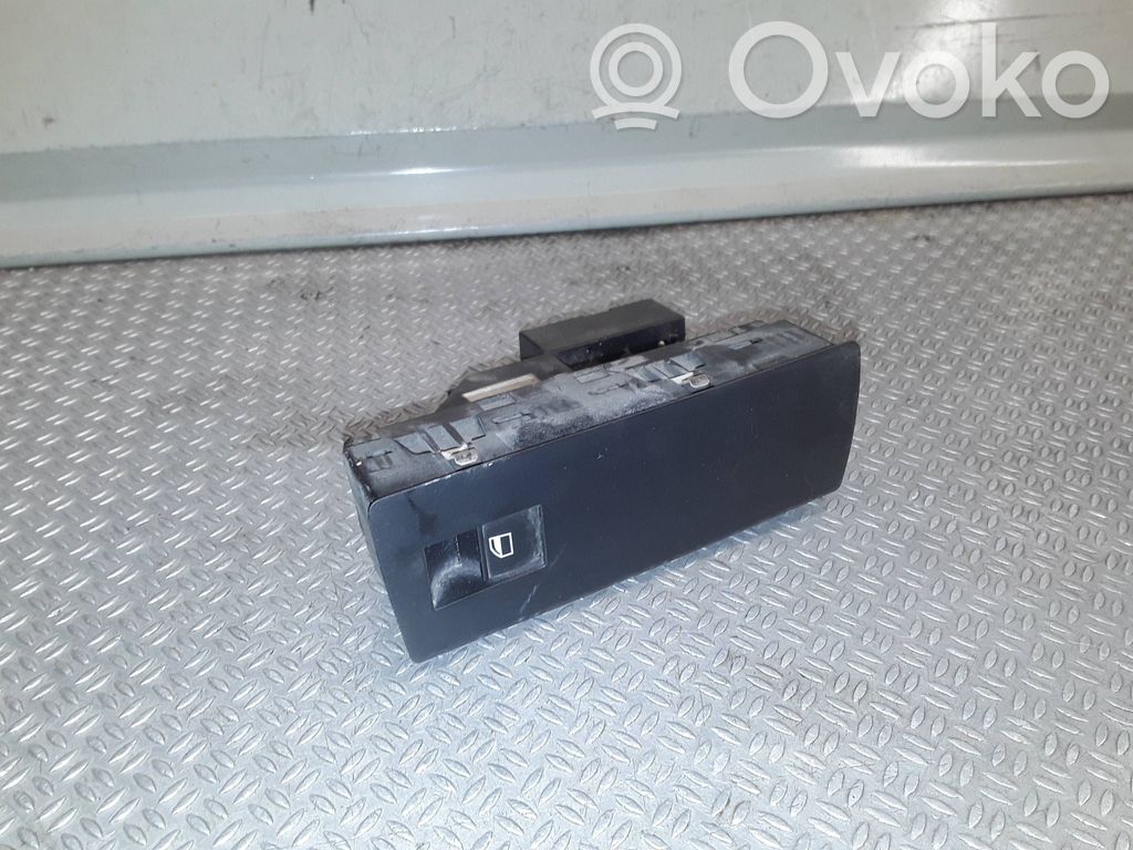 Electric window control switch   6907500