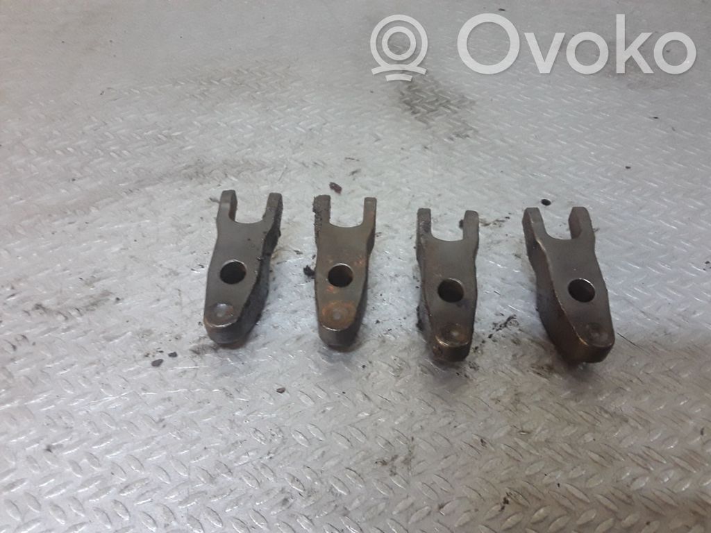 Abrazadera del inyector de combustible